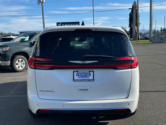 Used 2023 Chrysler Pacifica Touring-L image 3