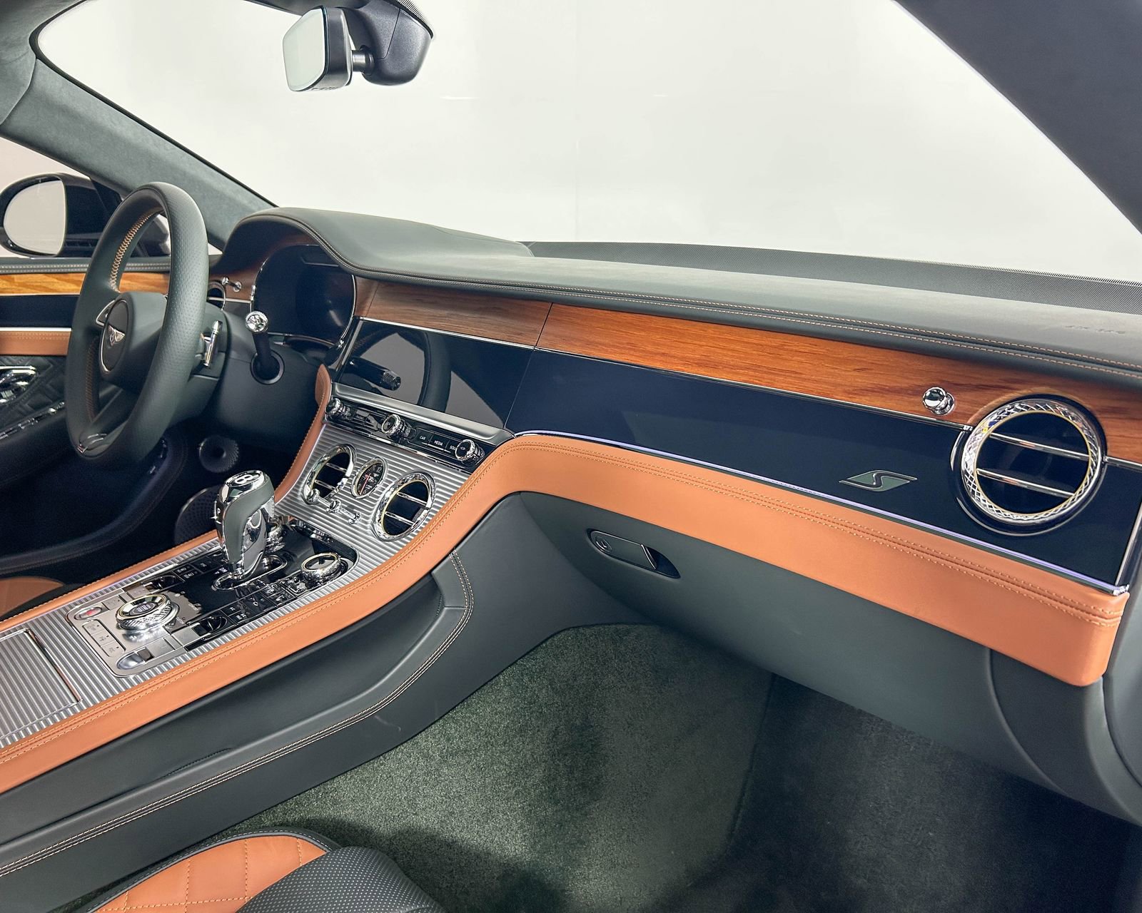 Used 2024 Bentley Continental GT V8 image 30