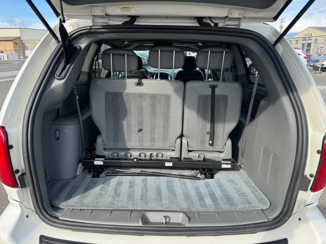 Used 2005 Chrysler Town & Country Touring w/ Leather Interior Group image 9