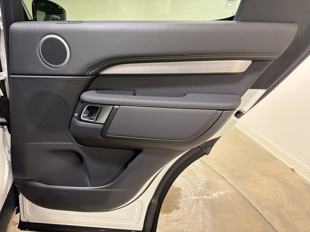 New 2026 Land Rover Discovery Dynamic SE image 25