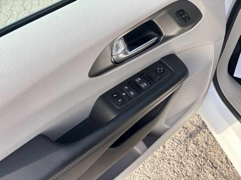Used 2024 Chrysler Pacifica Touring-L FWD image 15
