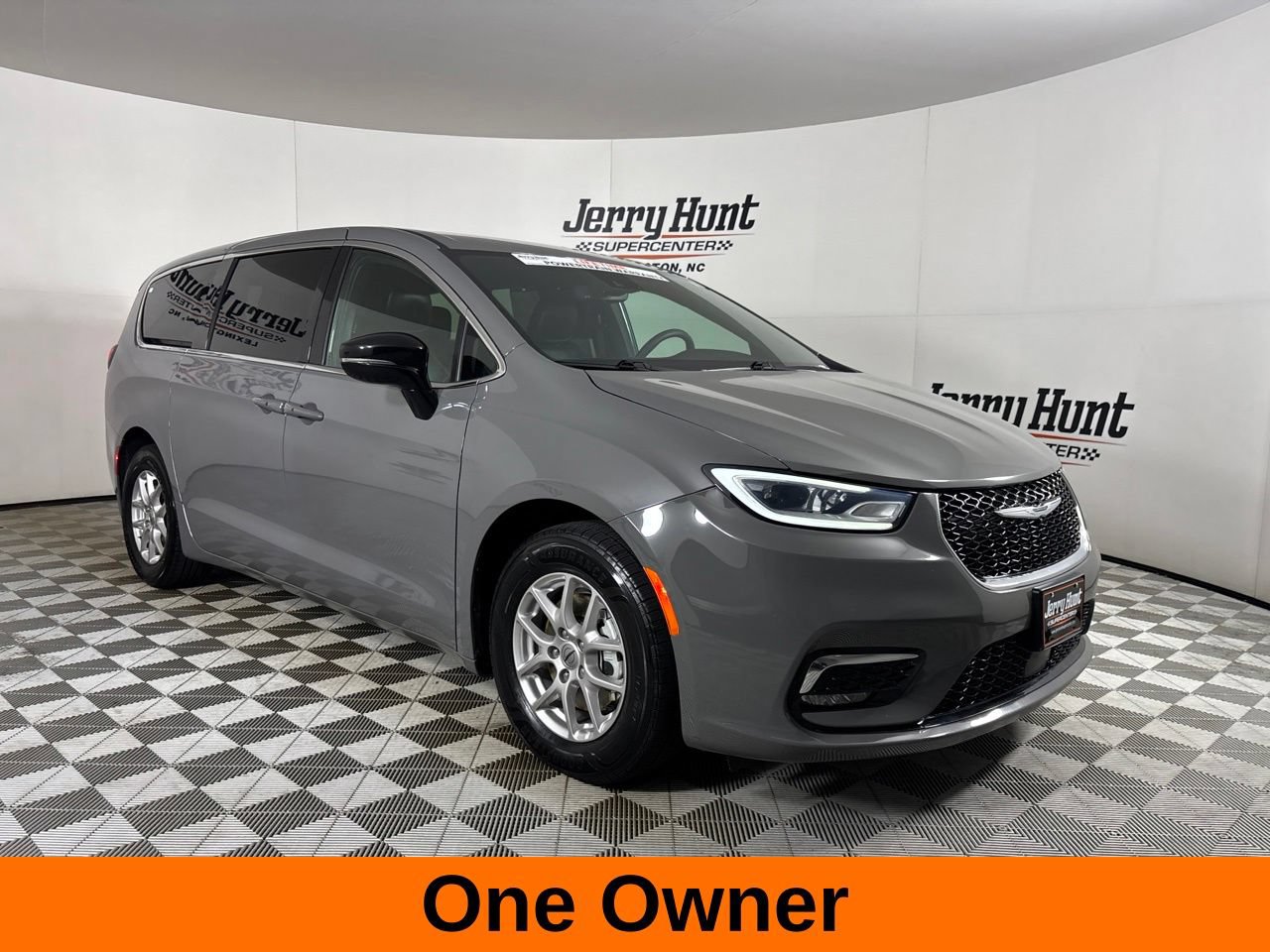 Used 2025 Chrysler Pacifica Select FWD image 4