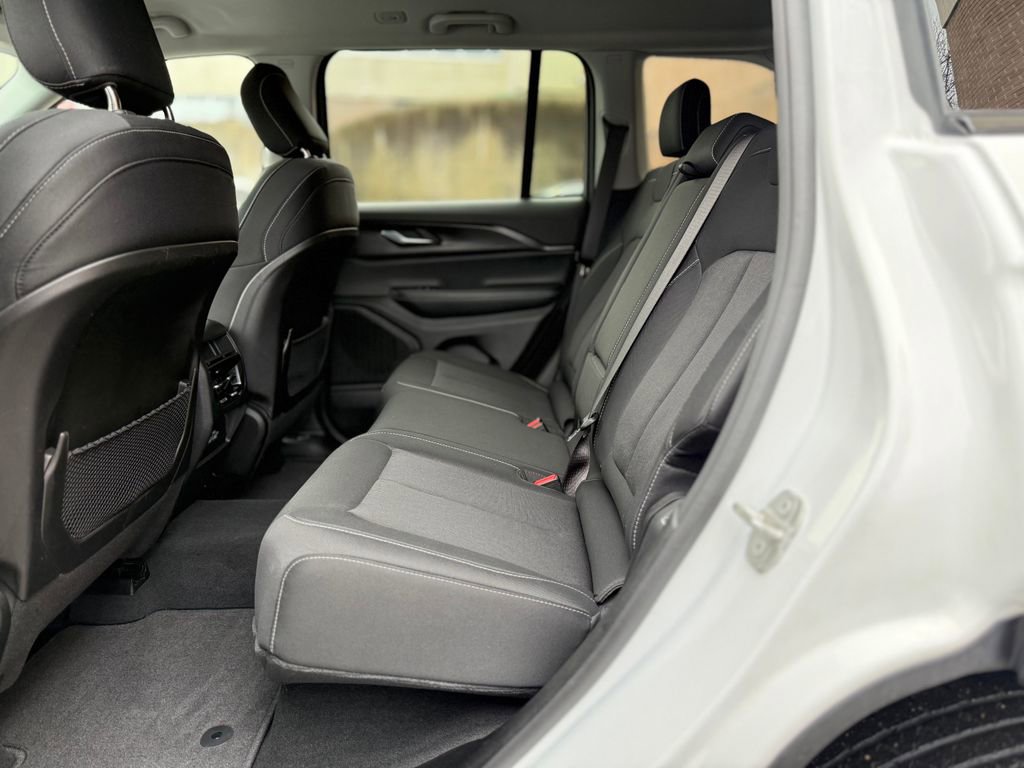 Used 2023 Jeep Grand Cherokee Laredo image 24