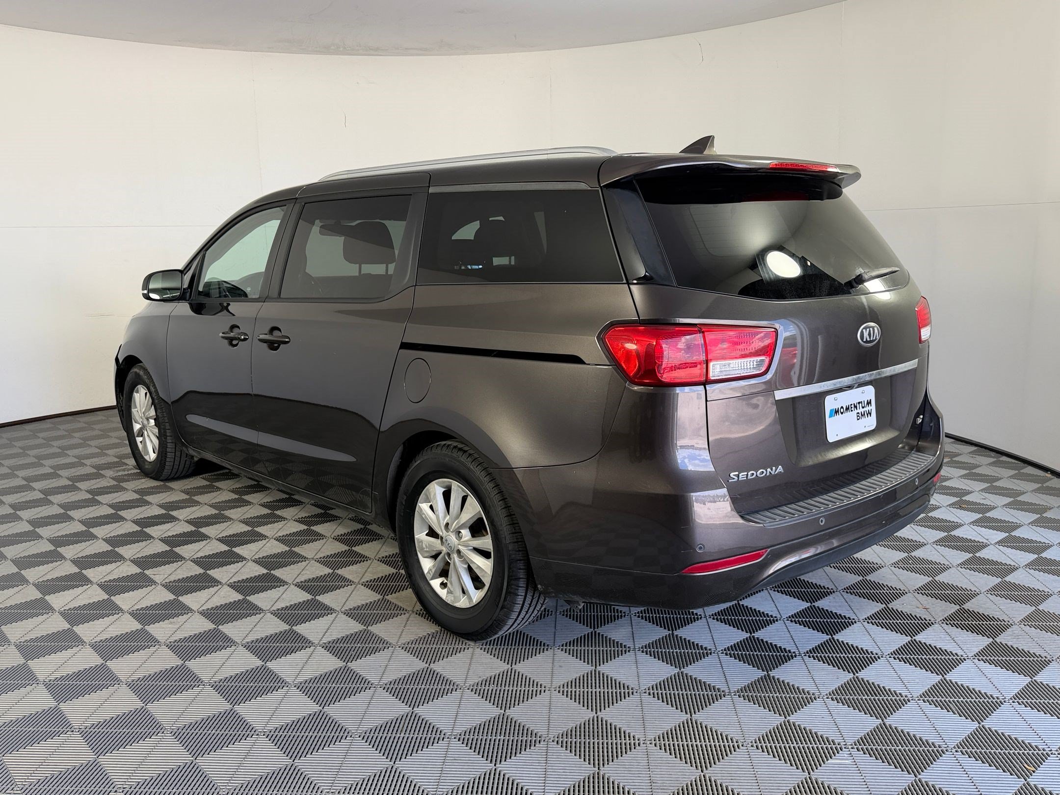 Used 2017 Kia Sedona LX w/ LX Essentials Premium Package FWD image 3