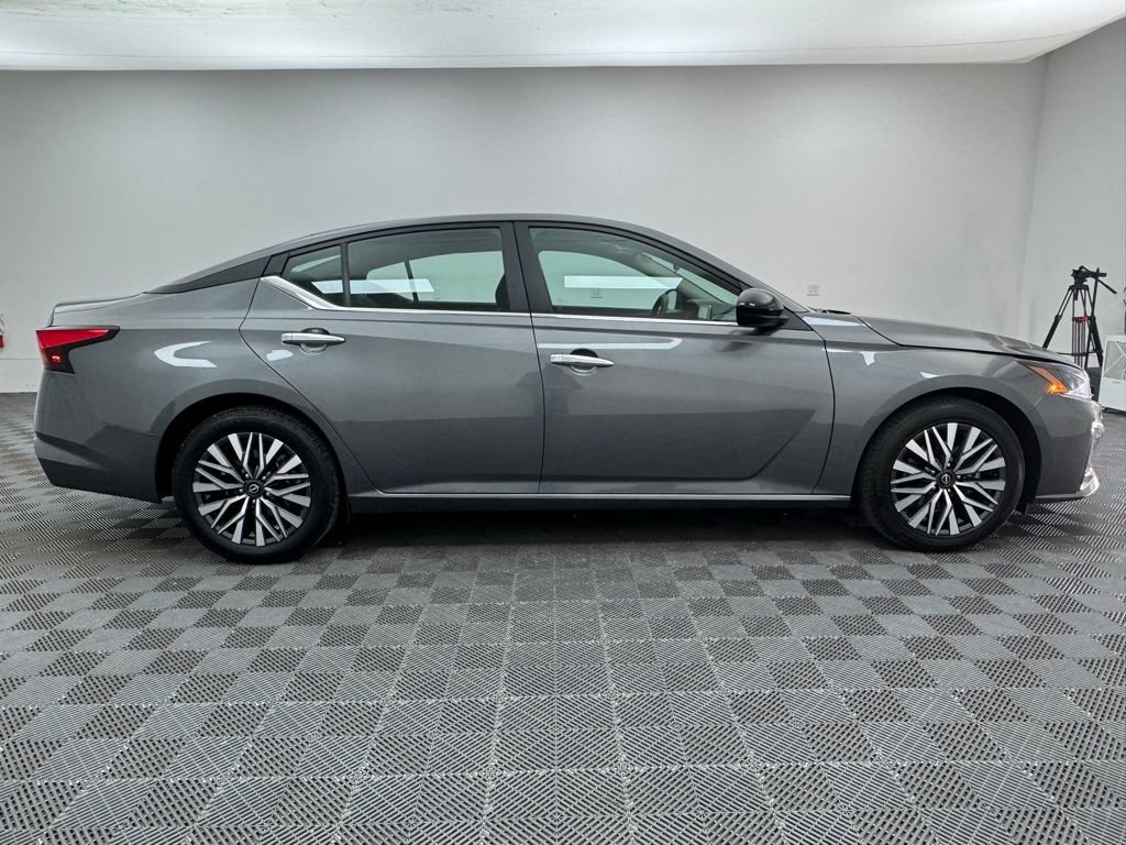 Used 2025 Nissan Altima 2.5 SV FWD image 4