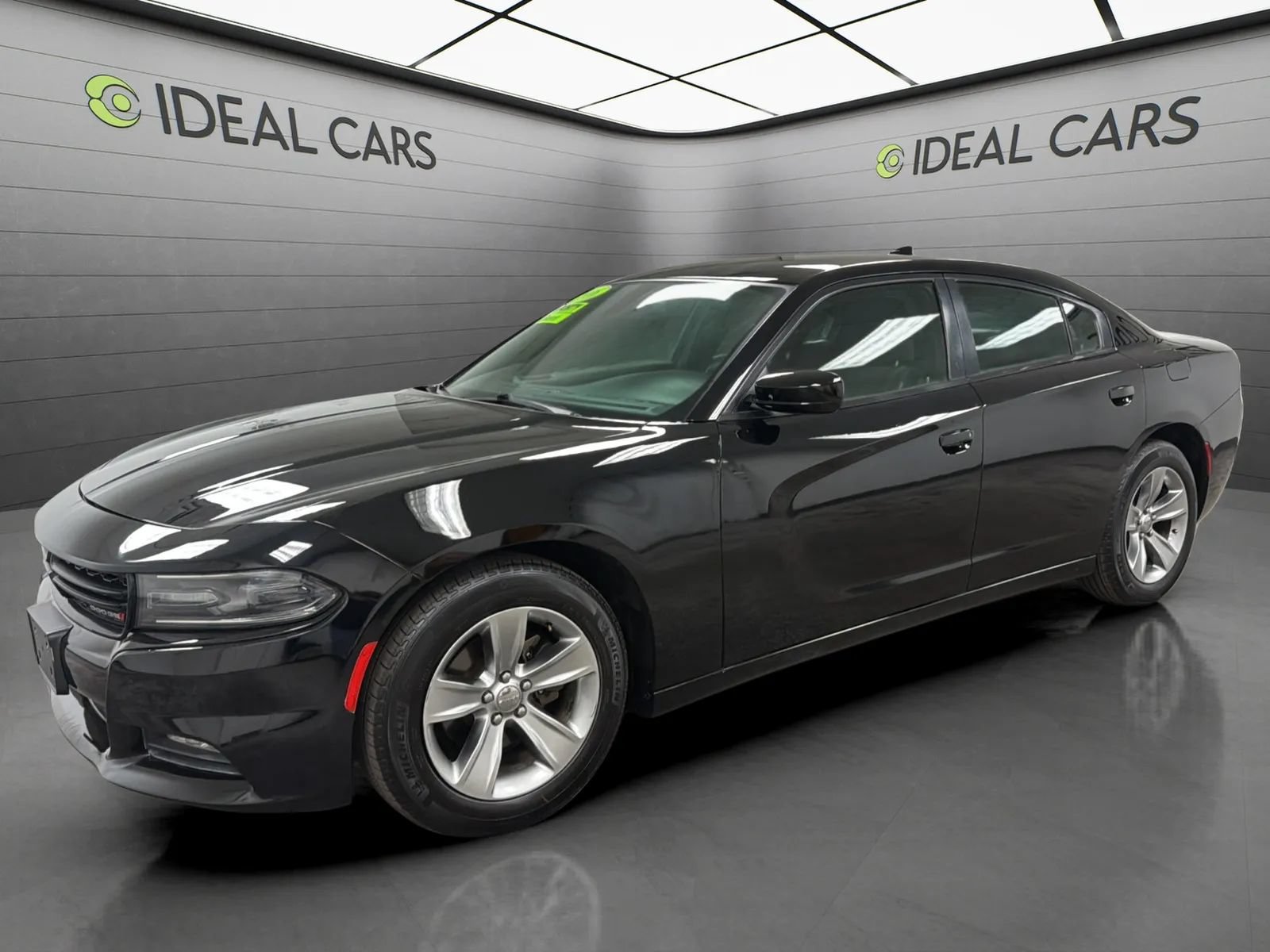 Used 2016 Dodge Charger SXT RWD image 1