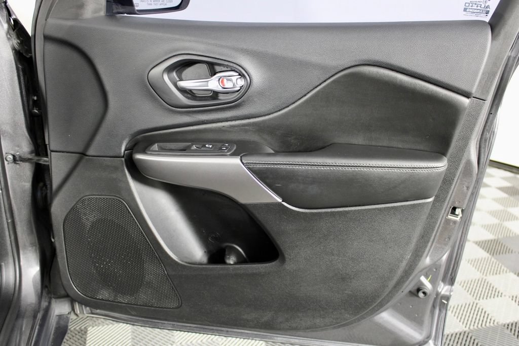 Used 2019 Jeep Cherokee Limited AWD/4WD image 34