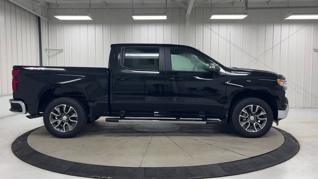 Used 2022 Chevrolet Silverado 1500 LT AWD/4WD image 9
