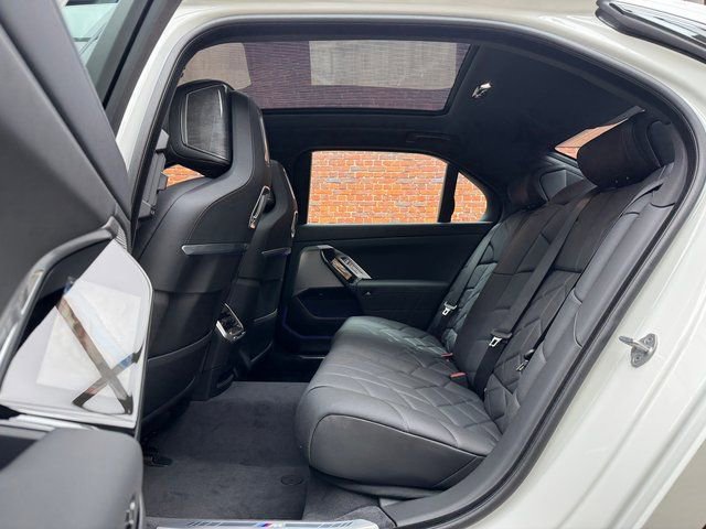 Used 2025 BMW i7 xDrive60 image 23