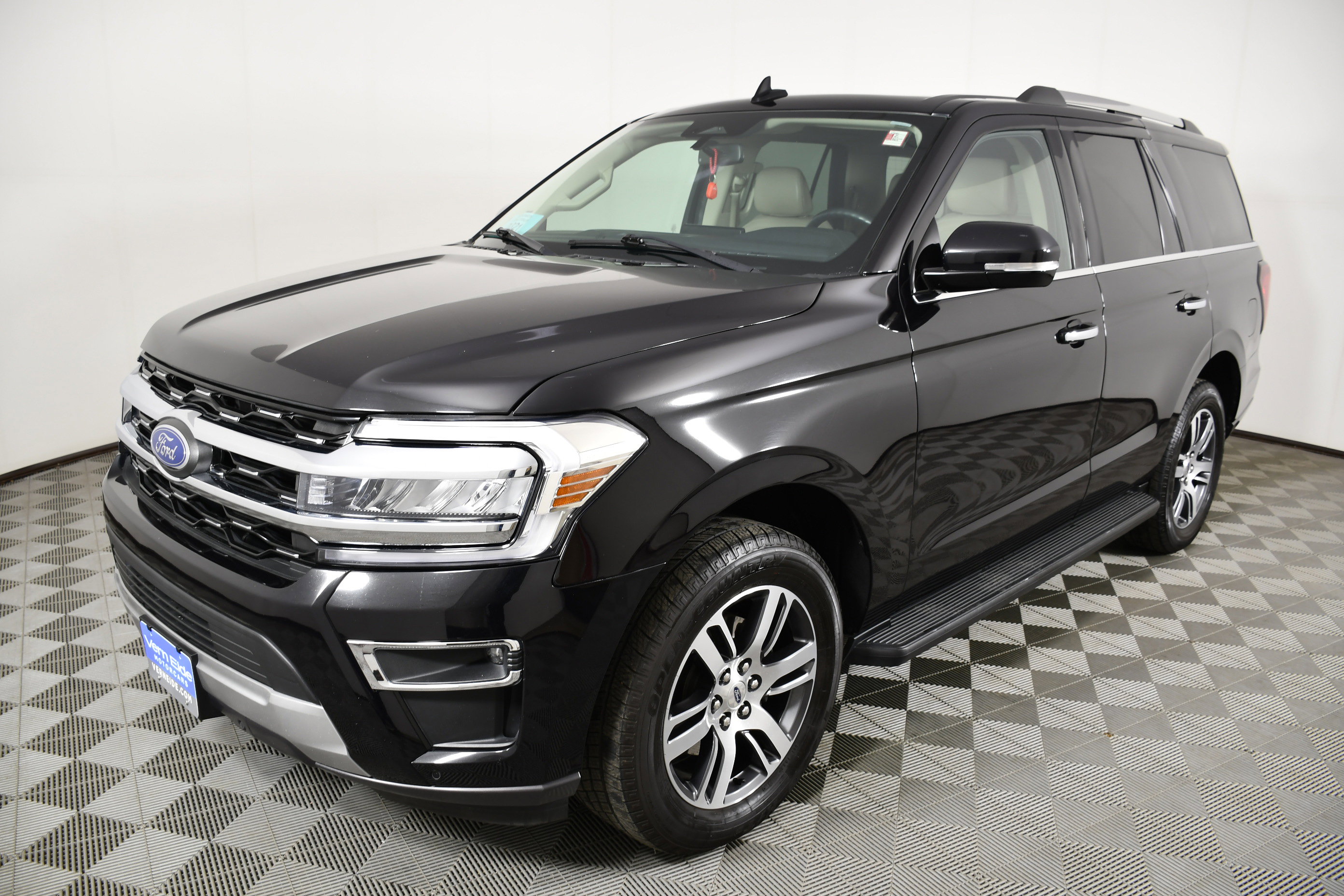 Used 2024 Ford Expedition Limited image 9