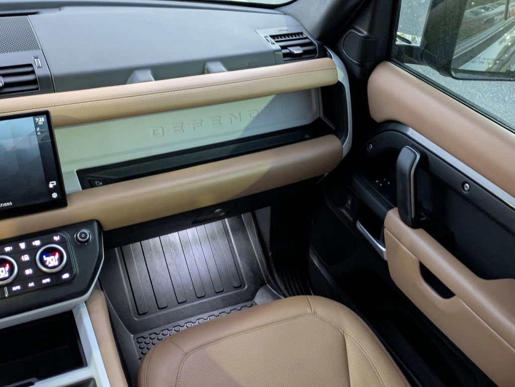 Used 2025 Land Rover Defender 130 S image 18