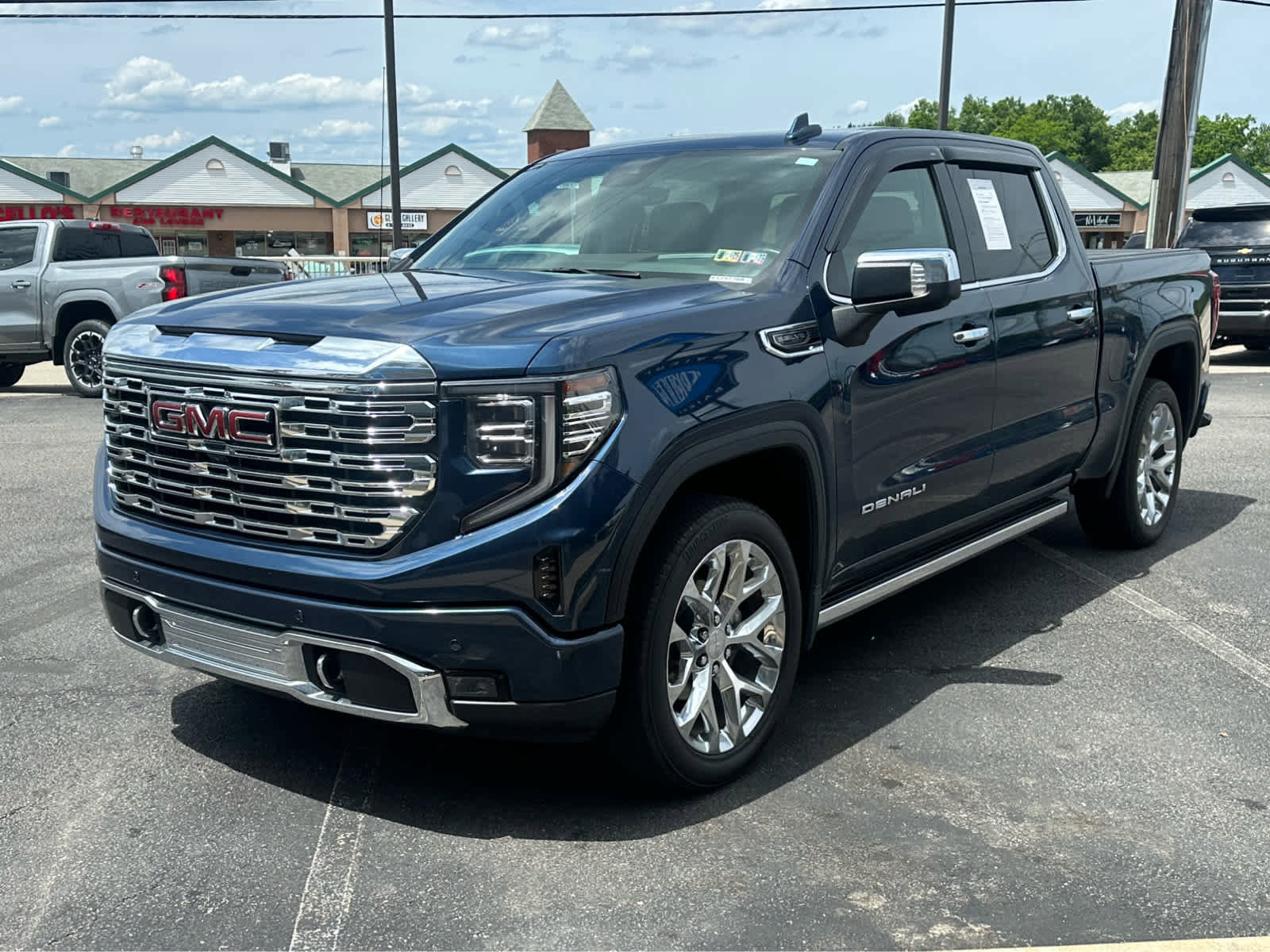 Used 2023 GMC Sierra 1500 Denali w/ Technology Package AWD/4WD image 1