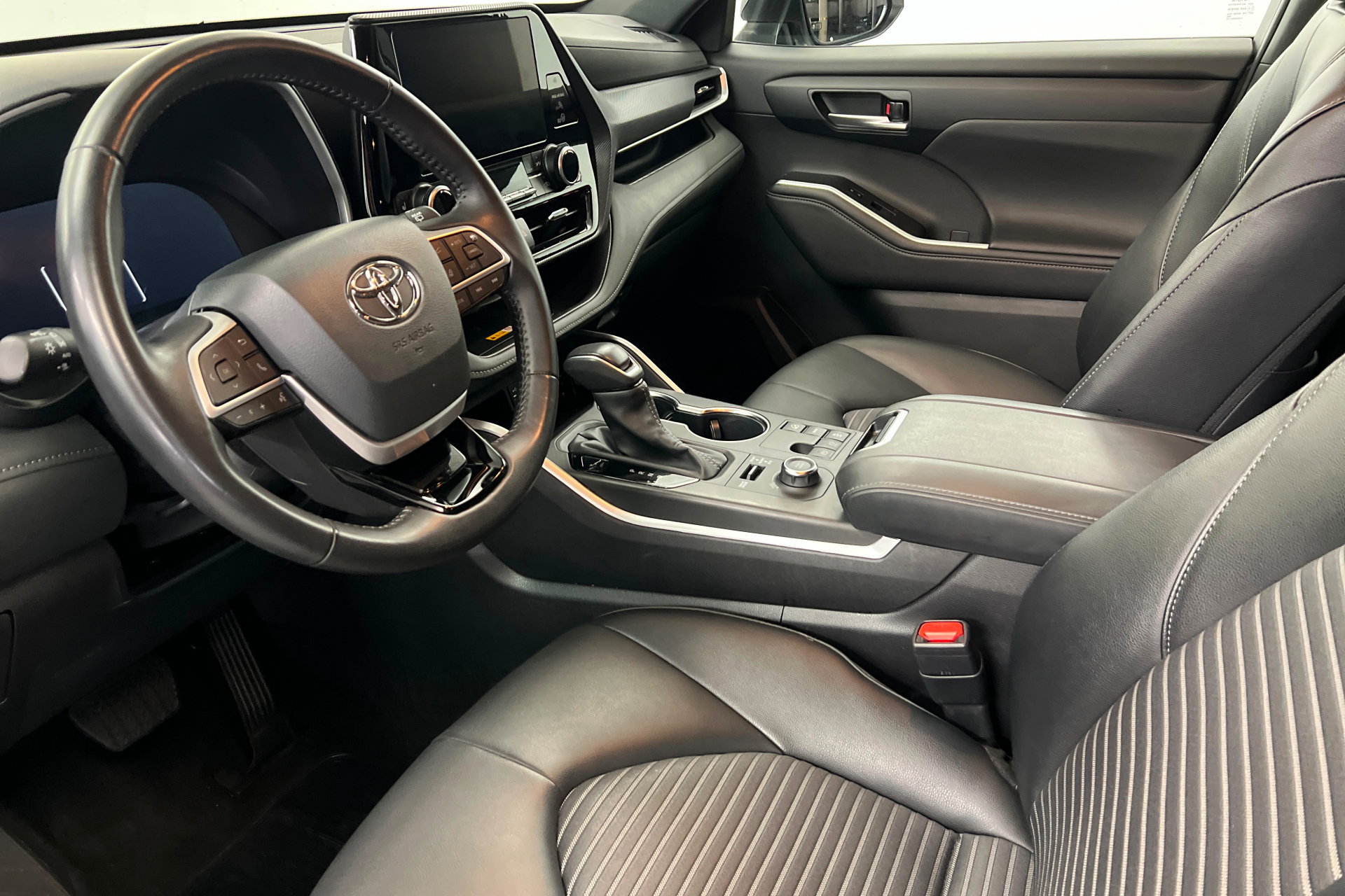 Used 2025 Toyota Highlander XSE AWD/4WD image 16
