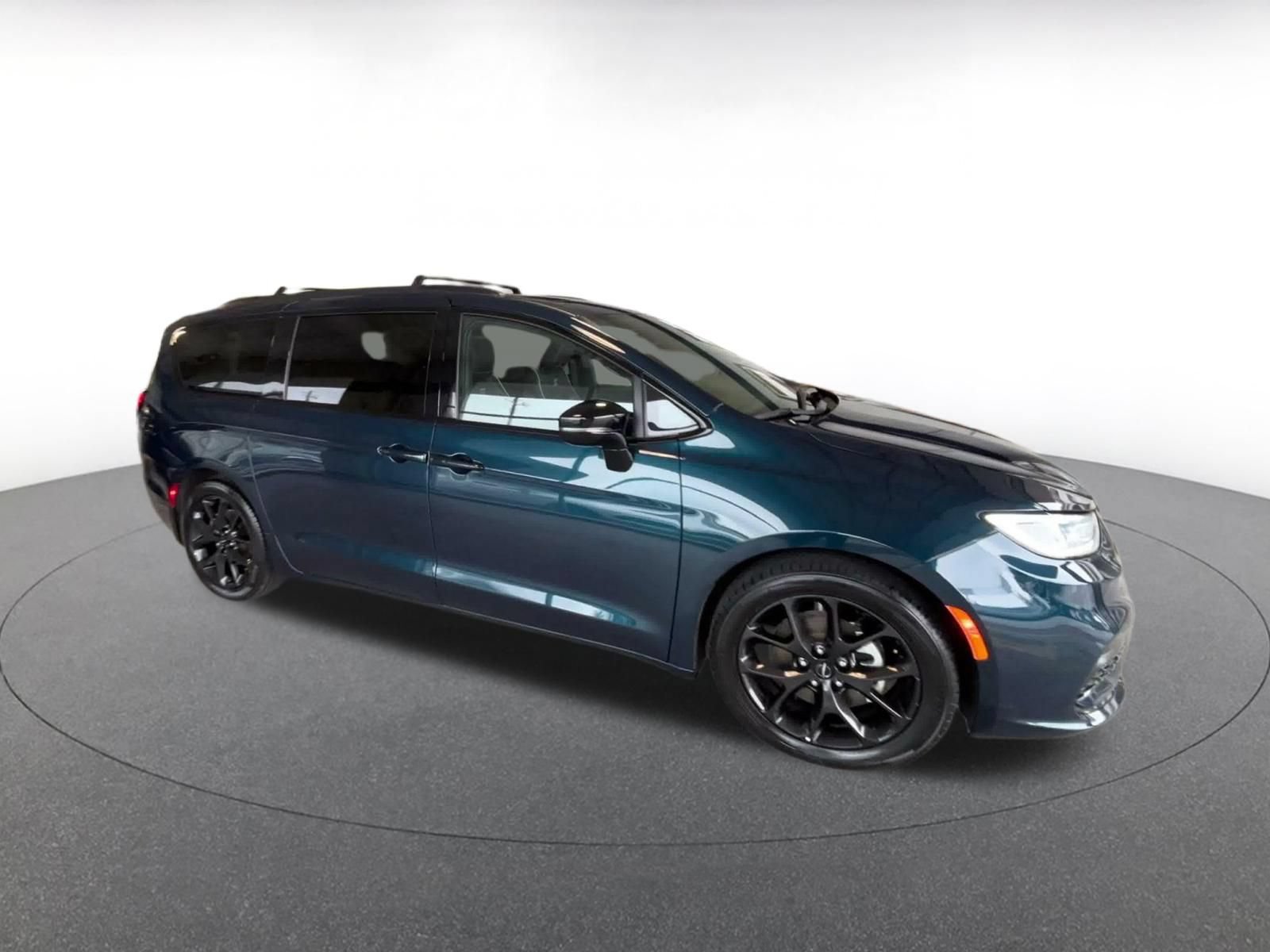 Used 2025 Chrysler Pacifica Limited FWD video 2