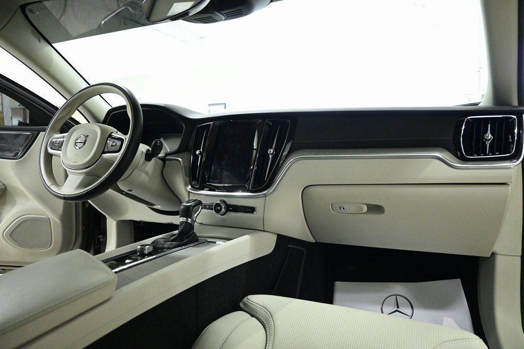 Used 2019 Volvo V60 T6 Inscription image 14