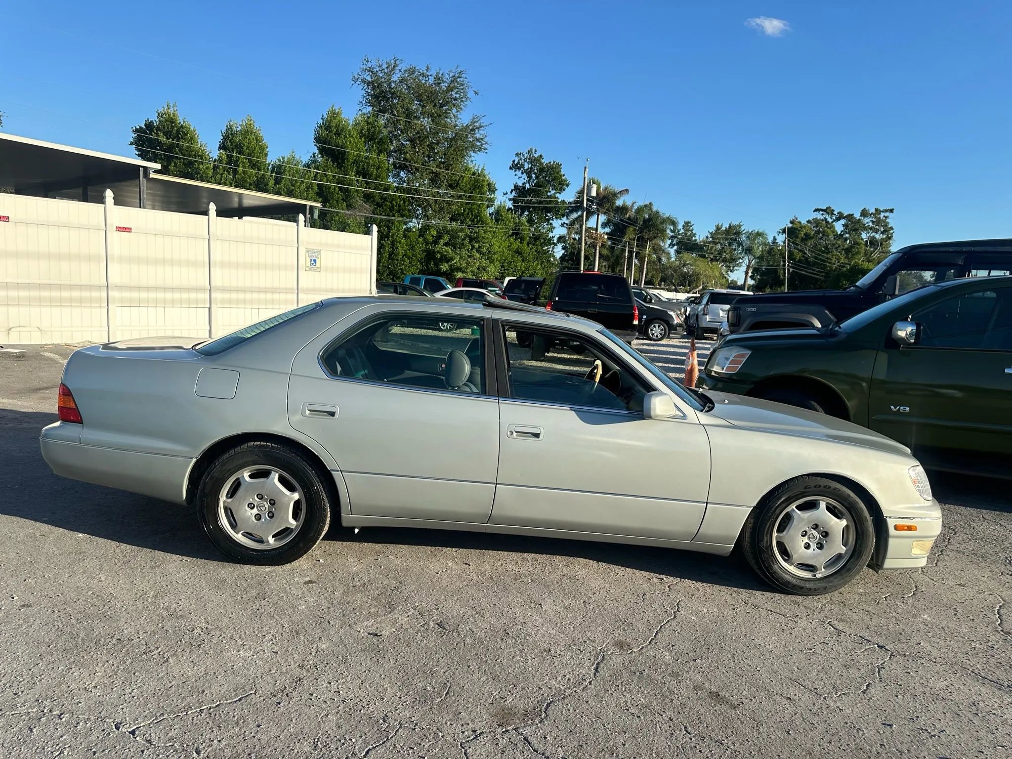 Used 2000 Lexus LS 400 image 5