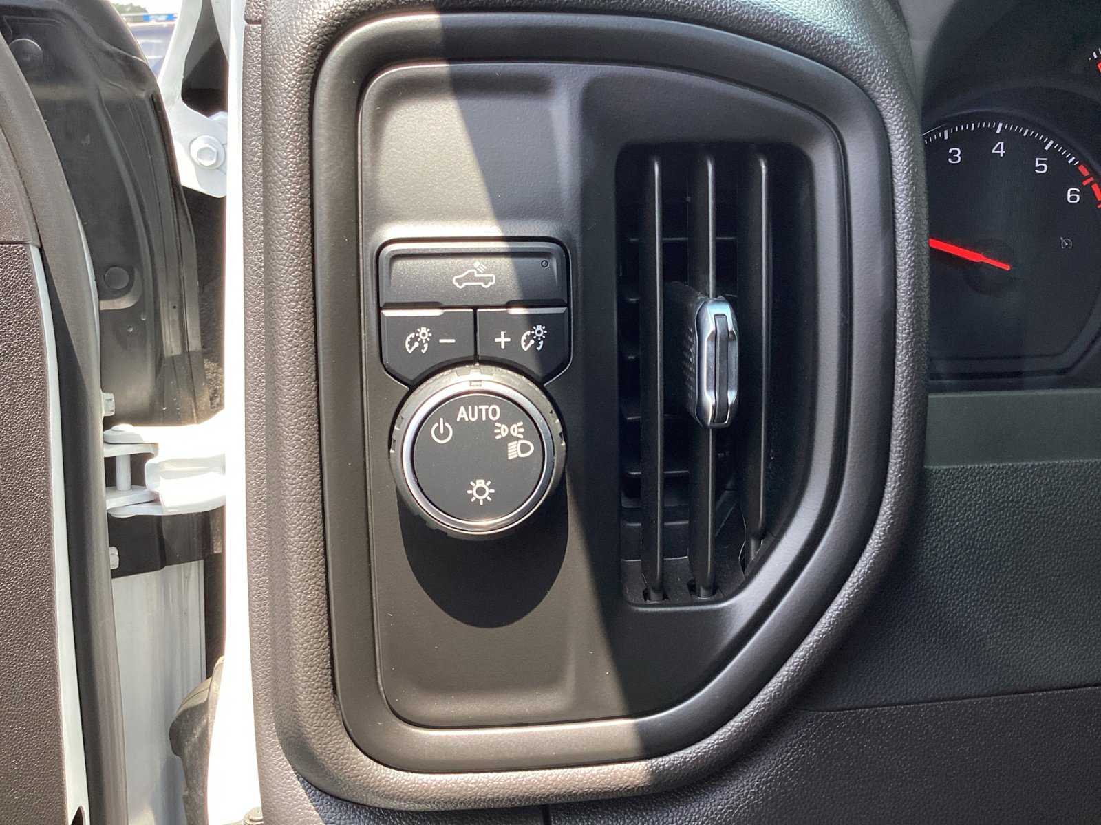 Used 2024 Chevrolet Silverado 1500 Custom RWD image 28