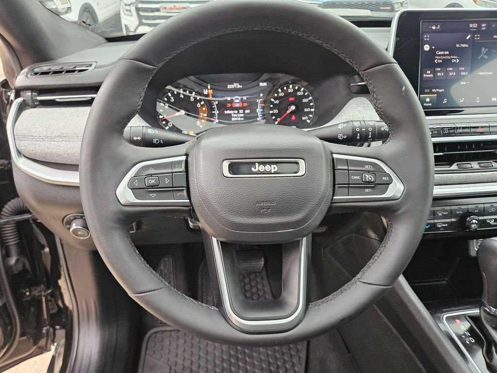 Used 2025 Jeep Compass Latitude w/ Sun & Sound Group AWD/4WD image 18