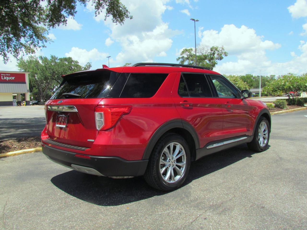 Used 2020 Ford Explorer XLT w/ Equipment Group 202A RWD image 8