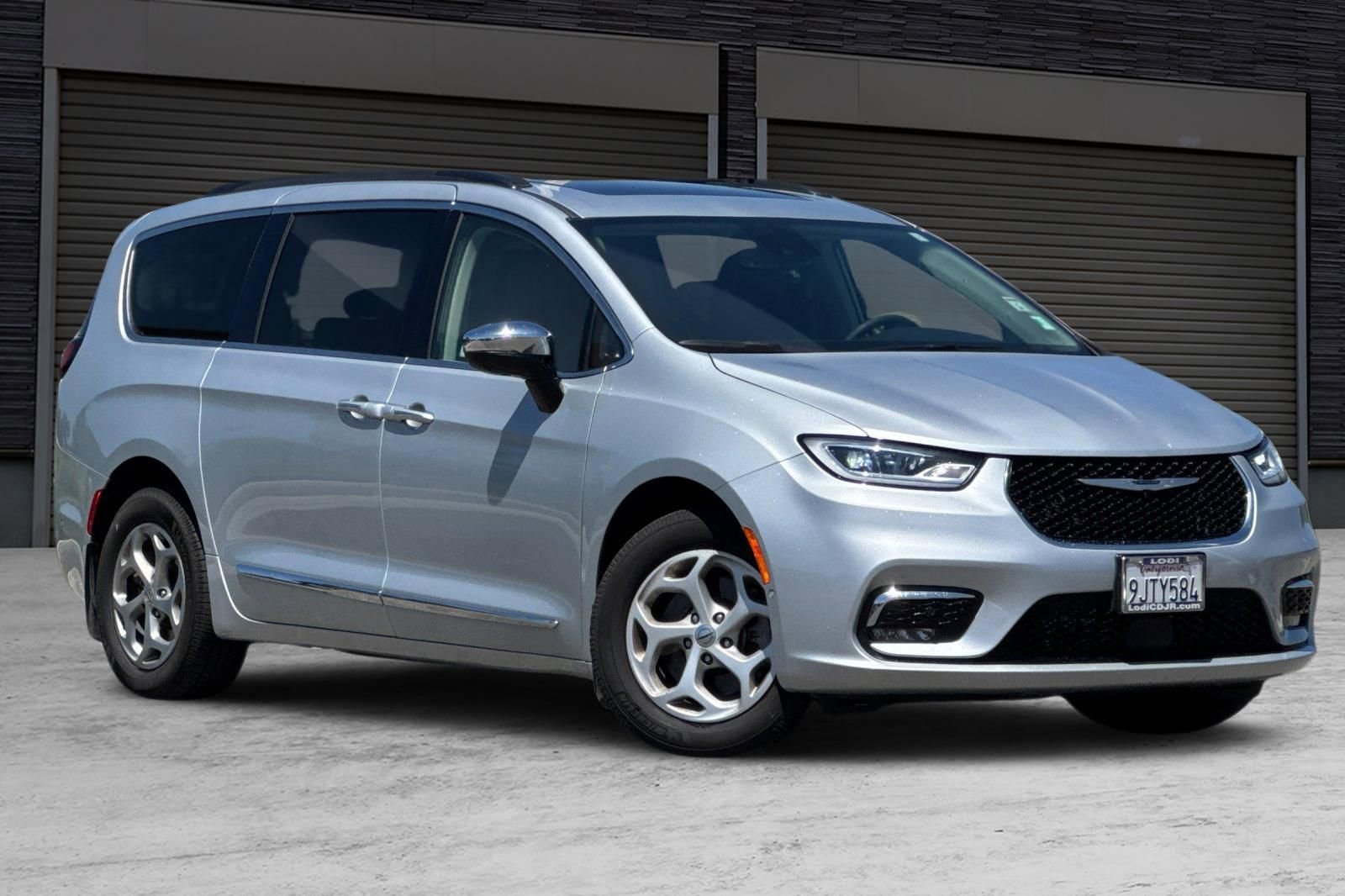 Used 2023 Chrysler Pacifica Limited w/ Uconnect Theater Family Group AWD/4WD image 2
