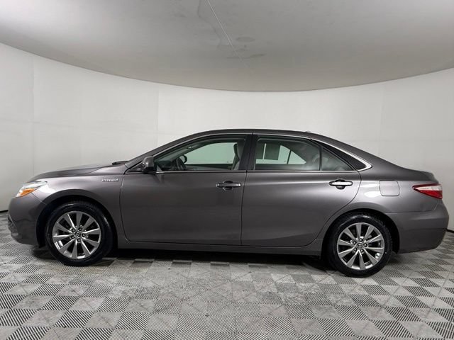 Used 2017 Toyota Camry XLE w/ Moonroof Package FWD image 3
