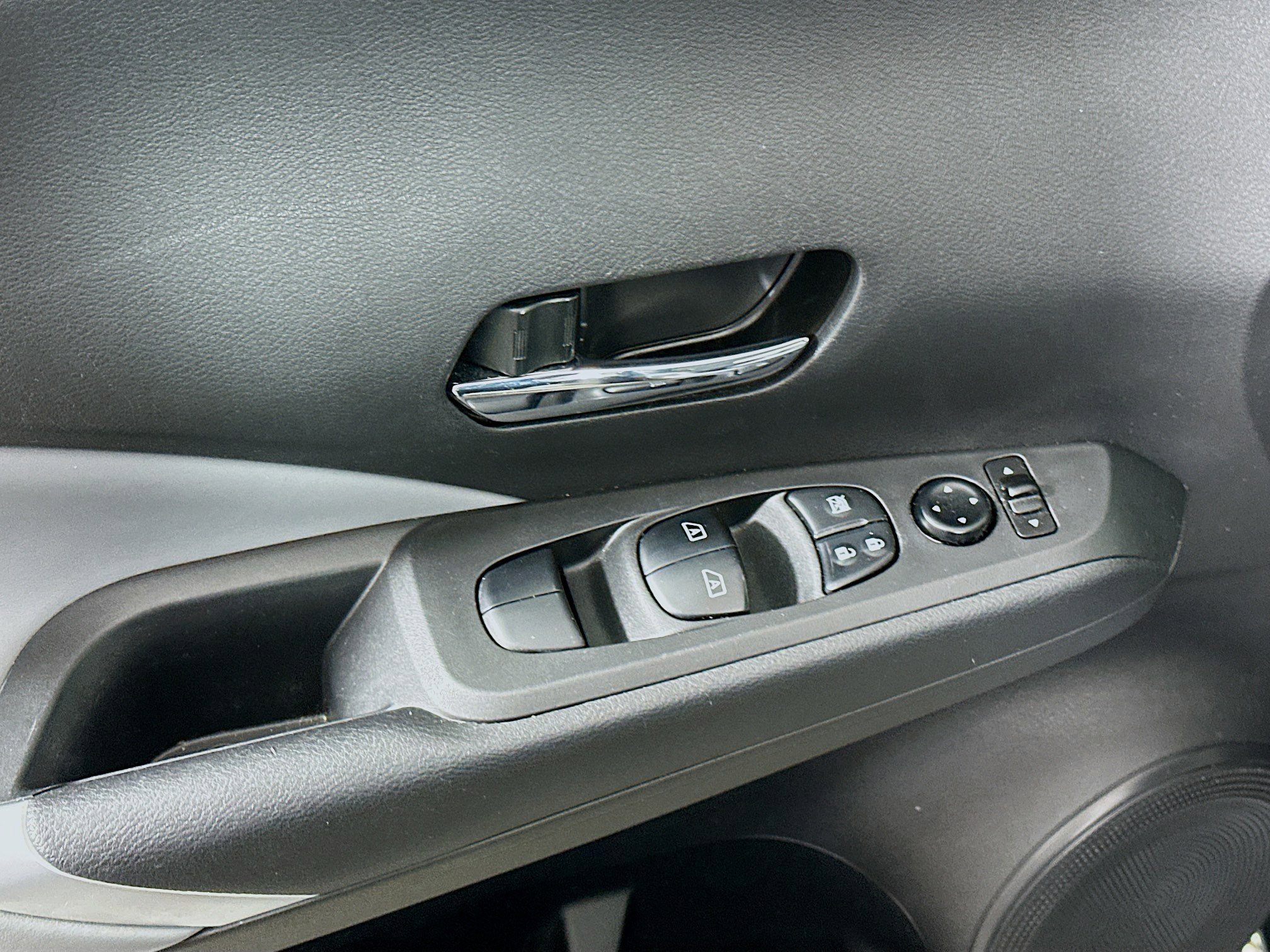 Used 2021 Nissan Kicks SR w/ SR Premium Package FWD image 15