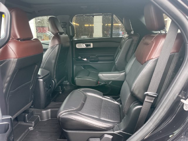 Used 2022 Ford Explorer Platinum w/ Equipment Group 601A AWD/4WD image 29