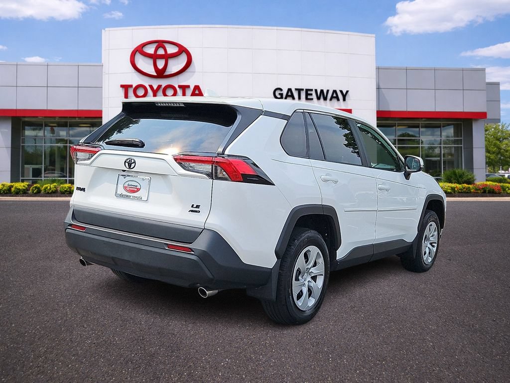 Used 2024 Toyota RAV4 LE AWD/4WD image 4