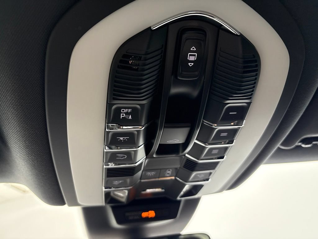 Certified 2024 Porsche Macan AWD/4WD image 41
