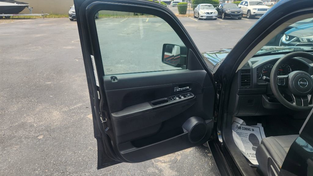 Used 2012 Jeep Liberty Sport AWD/4WD image 10