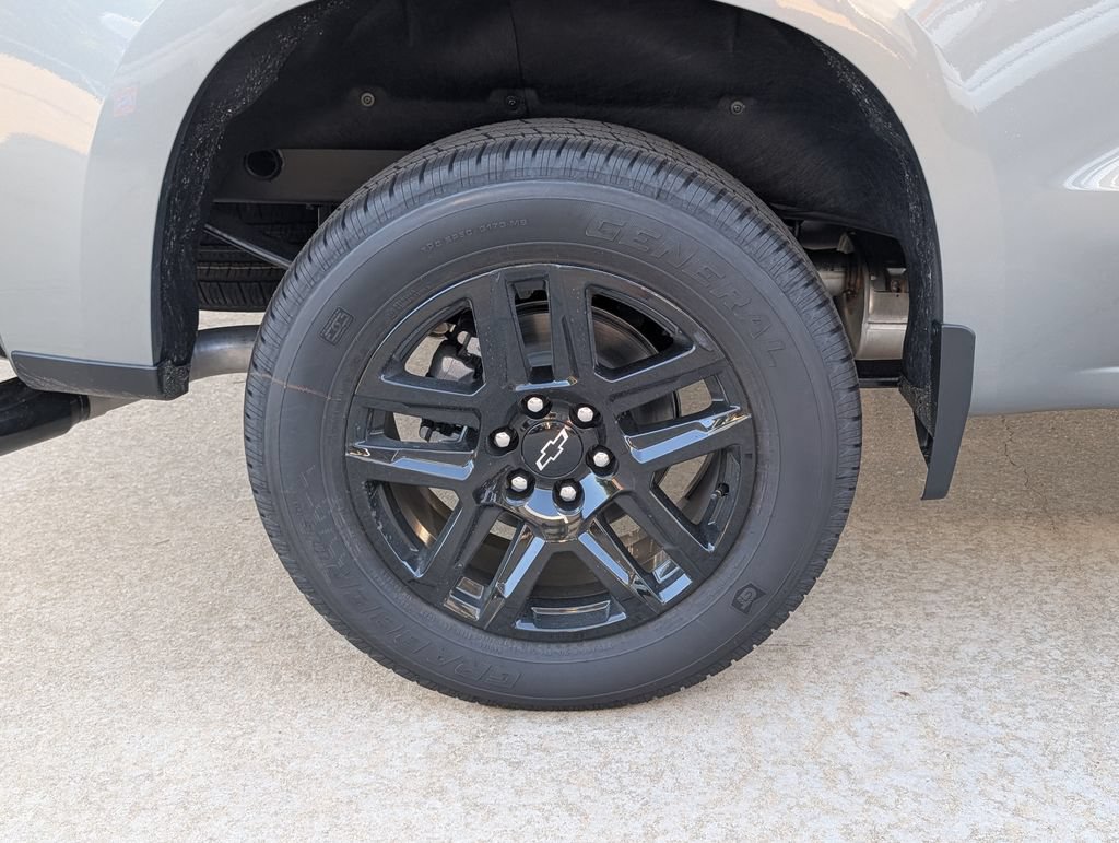 New 2026 Chevrolet Silverado 1500 Custom w/ LPO, Dark Essentials Package RWD image 3