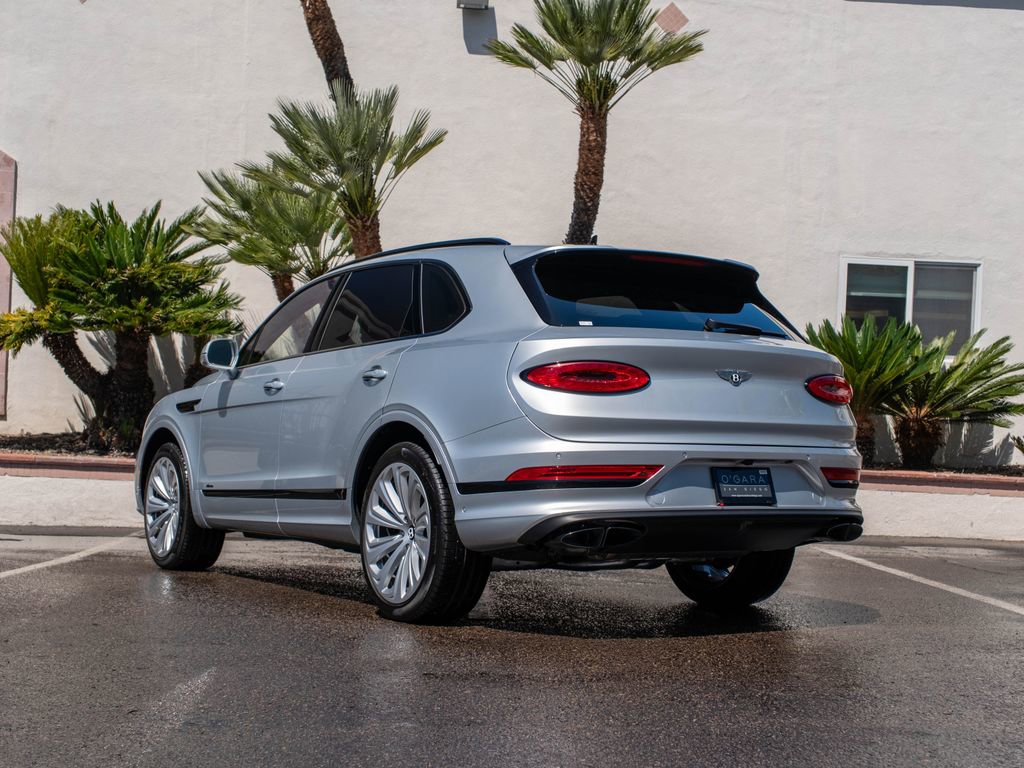 Used 2024 Bentley Bentayga image 2