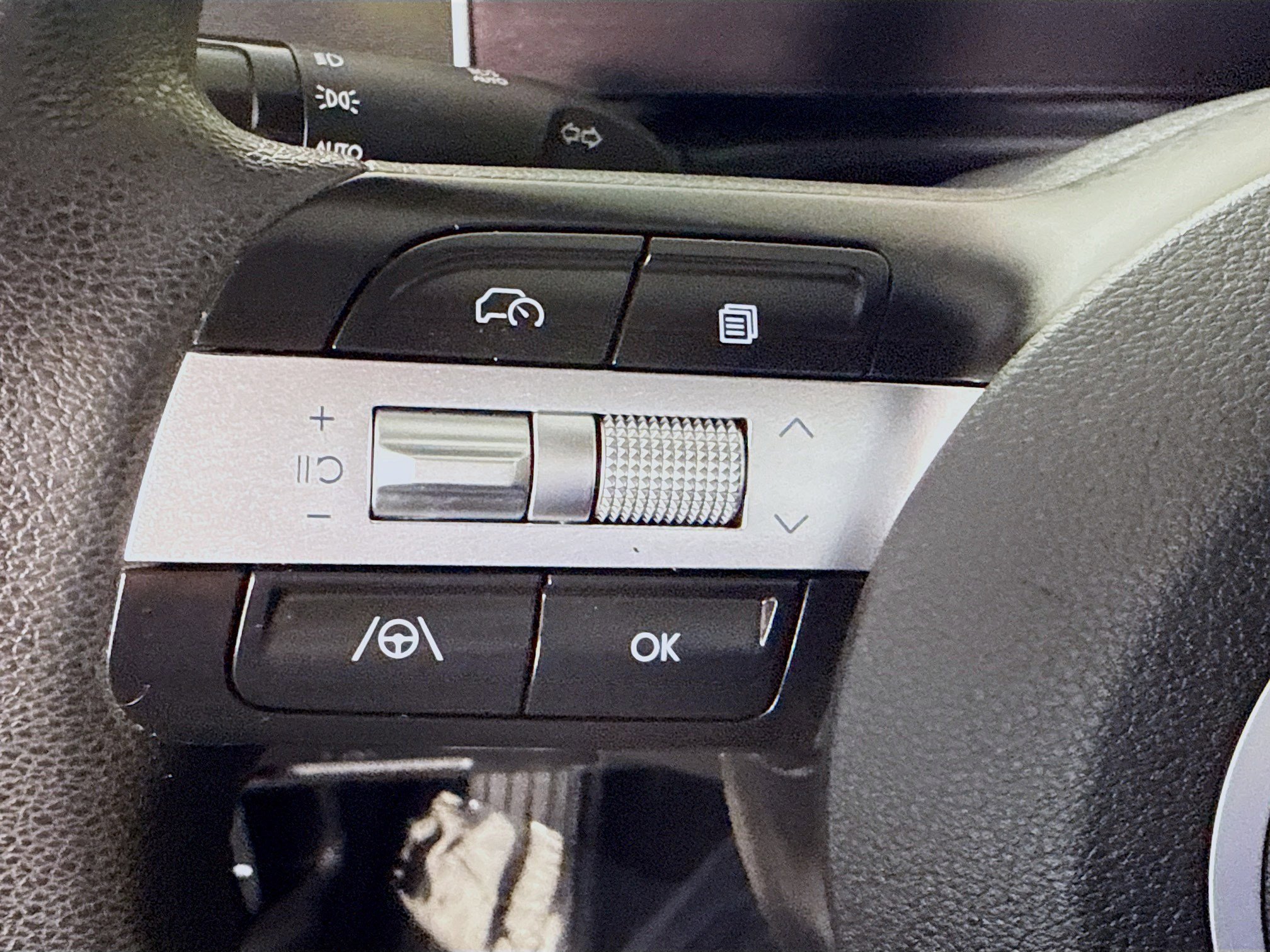 Used 2025 Hyundai Santa Cruz SE image 14