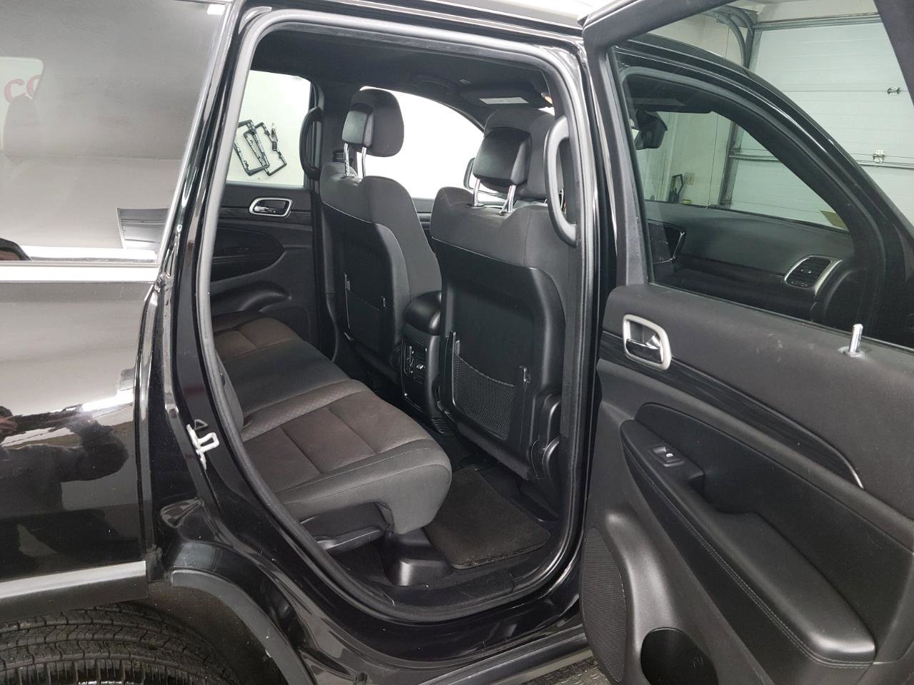 Used 2020 Jeep Grand Cherokee Laredo w/ 18" Wheel & 8.4" Radio Group AWD/4WD image 8