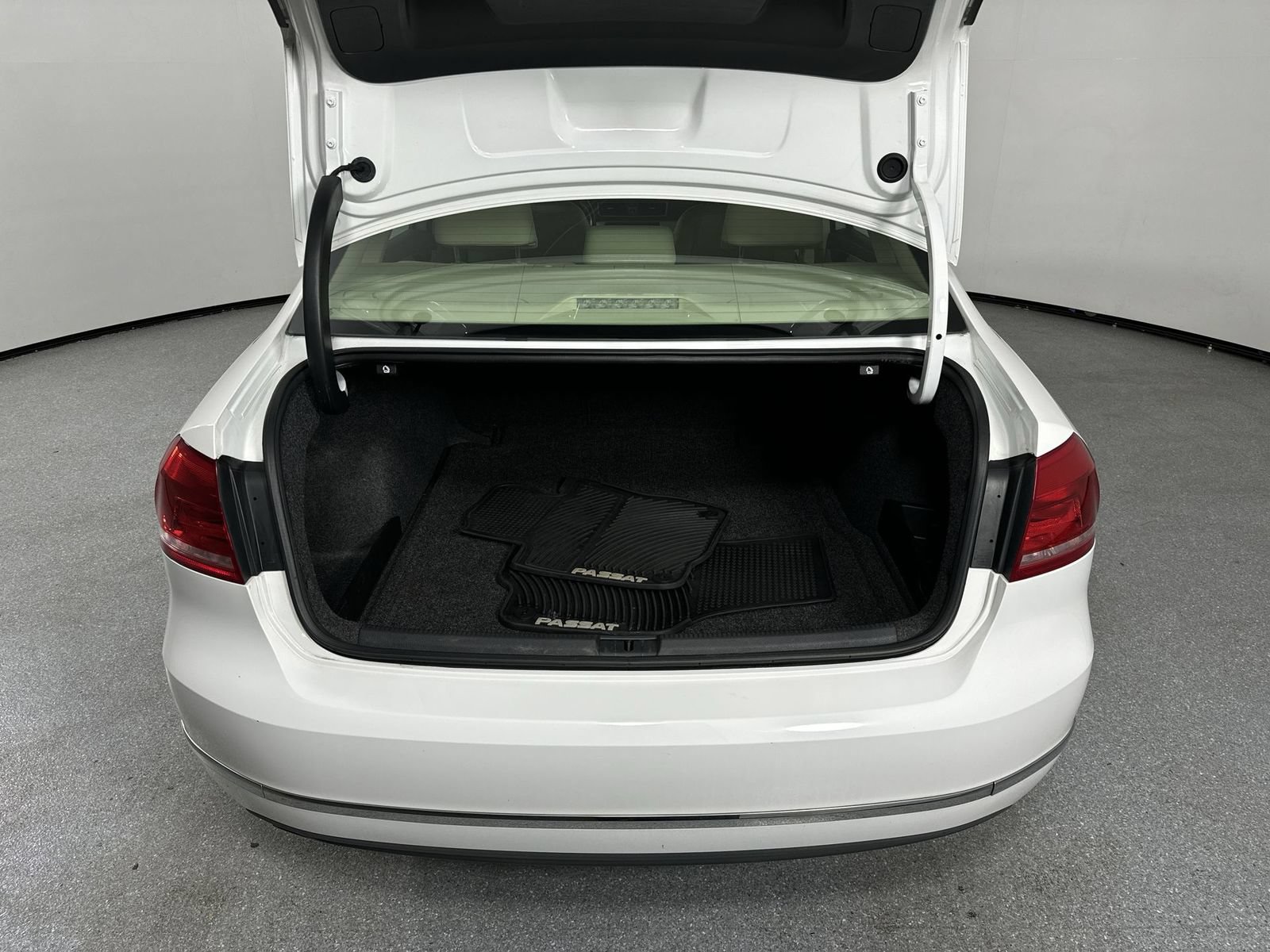 Used 2012 Volkswagen Passat TDI SE FWD image 32
