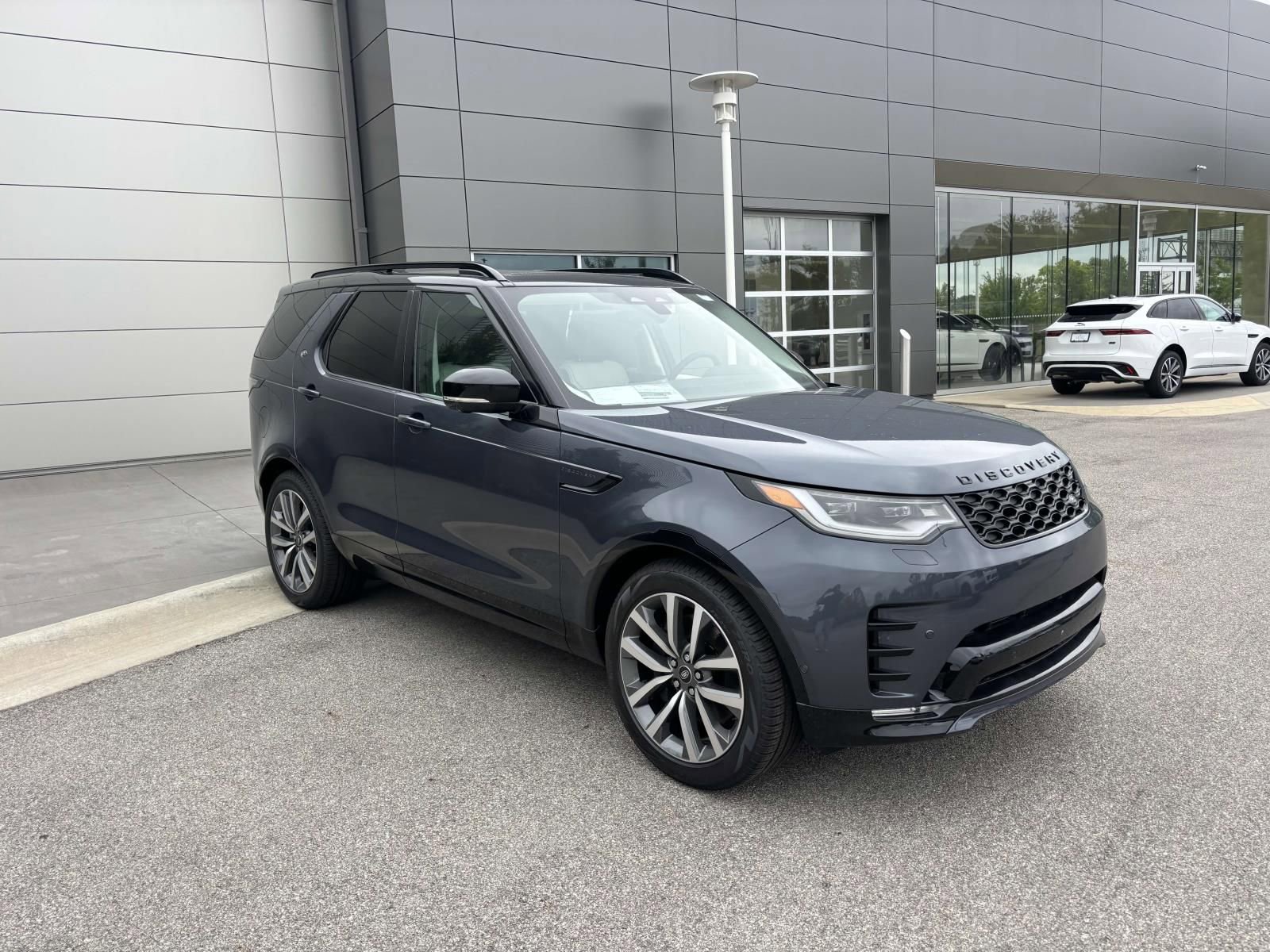 Used 2025 Land Rover Discovery Dynamic SE image 3