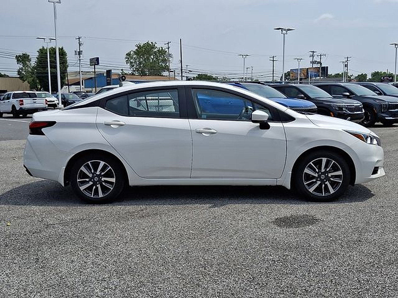 Used 2022 Nissan Versa SV w/ Trunk Package FWD image 4