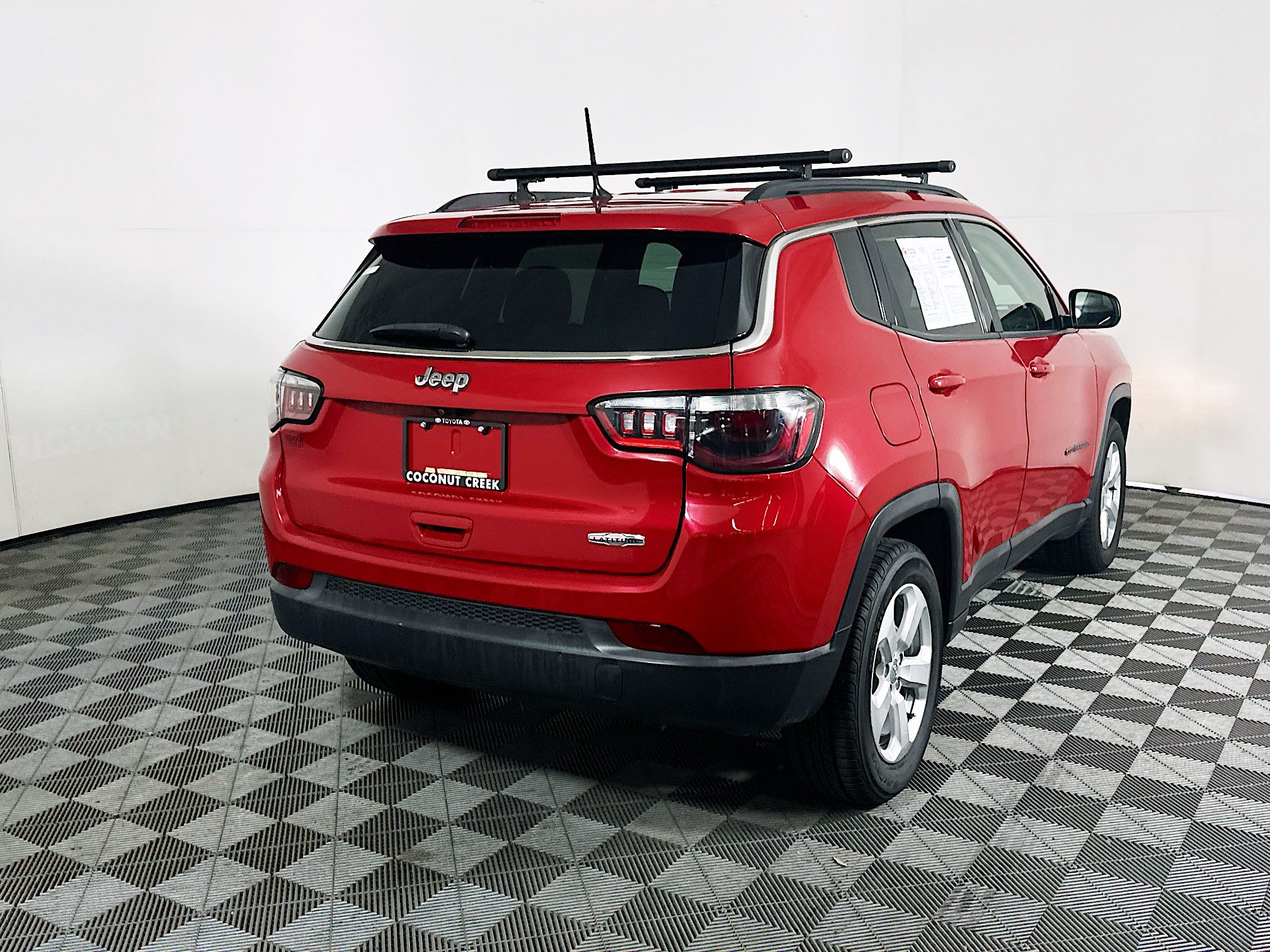 Used 2018 Jeep Compass Latitude FWD image 3