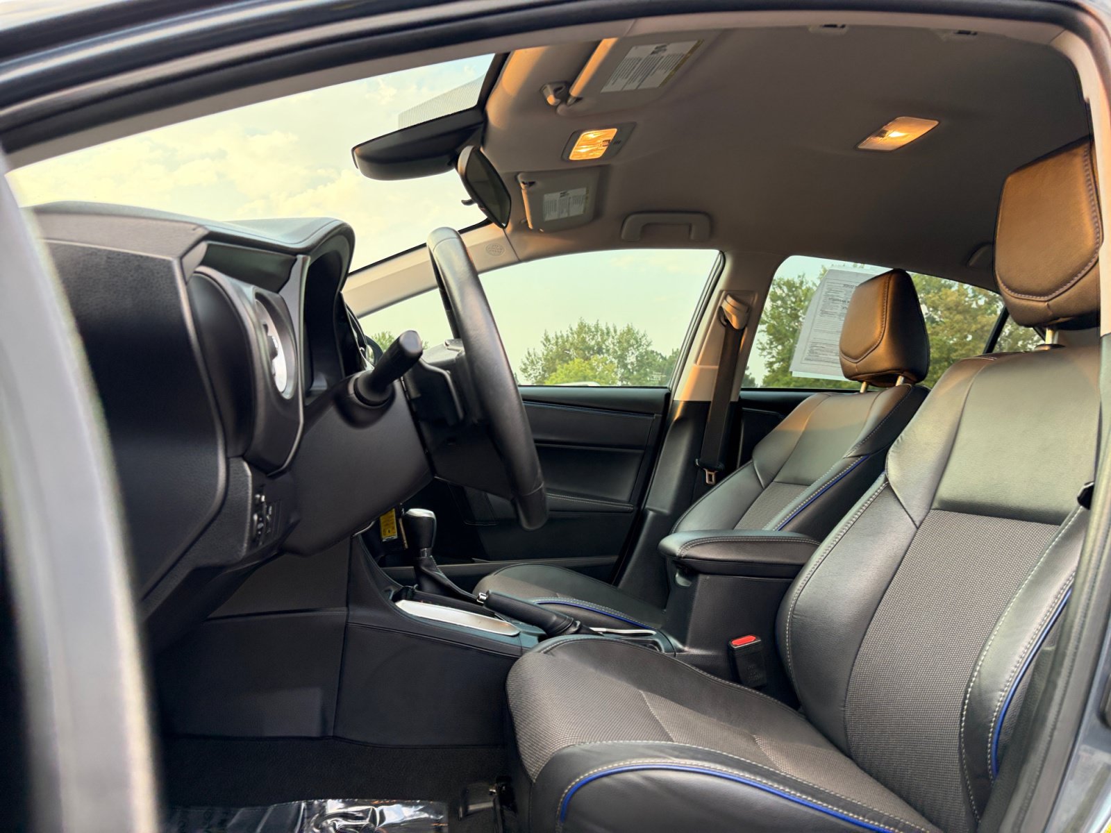 Used 2017 Toyota Corolla SE w/ Carpet Mat Package (TMS) FWD image 12