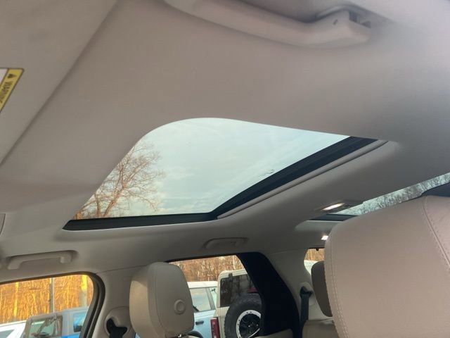 Used 2019 Land Rover Discovery HSE image 15