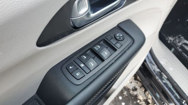 Used 2024 Chrysler Pacifica Touring-L FWD image 7