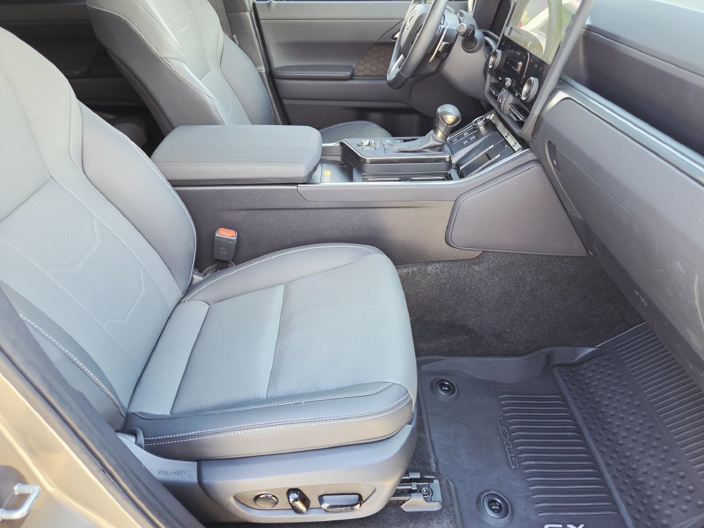 Used 2024 Lexus GX 550 w/ Accessory Package (Z1) AWD/4WD image 16