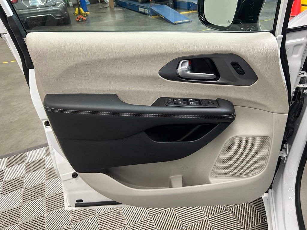 Used 2024 Chrysler Pacifica Touring-L FWD image 18