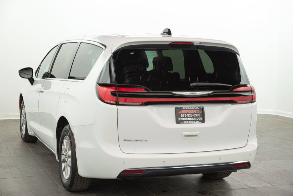 Used 2025 Chrysler Pacifica Select FWD image 10