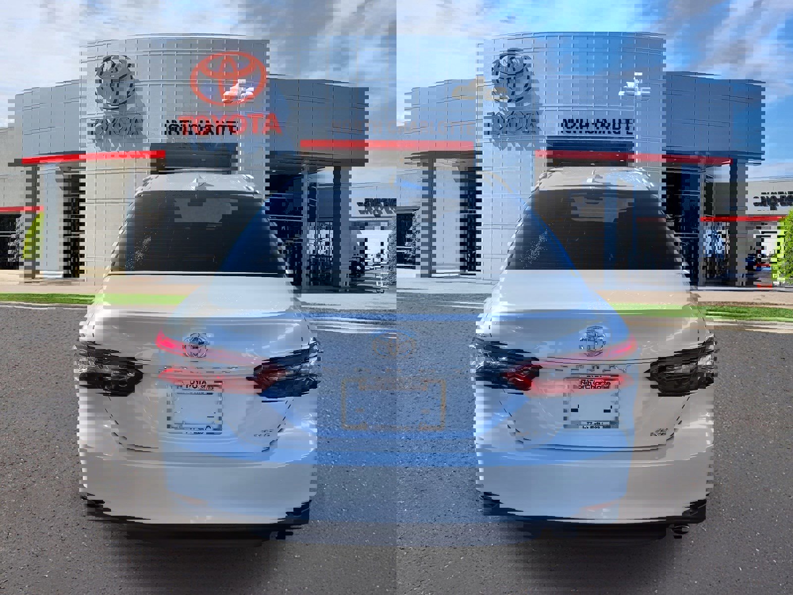 Used 2021 Toyota Camry XLE image 7