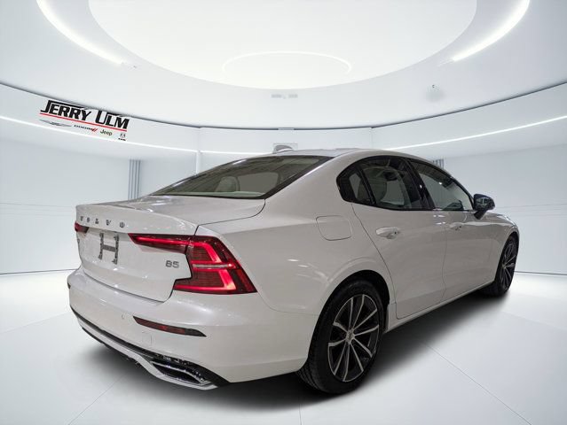 Used 2022 Volvo S60 B5 Momentum w/ Premium Package FWD image 3