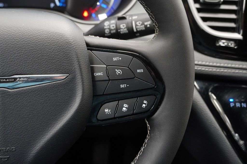 Certified 2024 Chrysler Pacifica Limited image 35