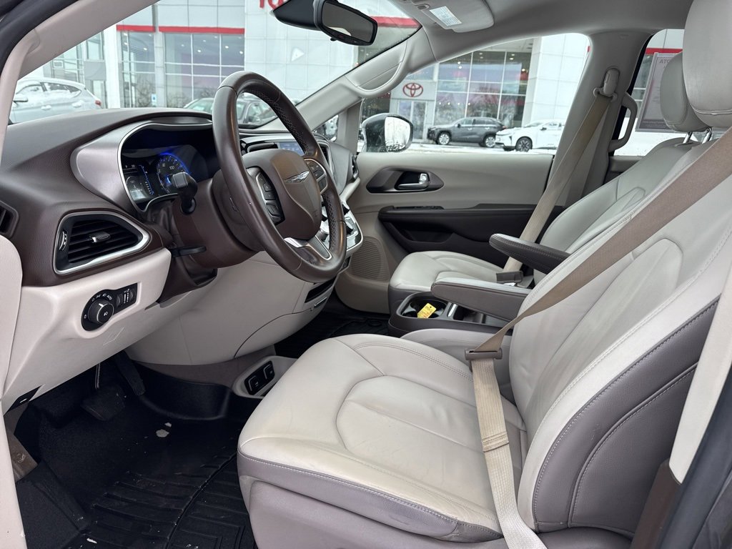 Used 2017 Chrysler Pacifica Touring-L image 7