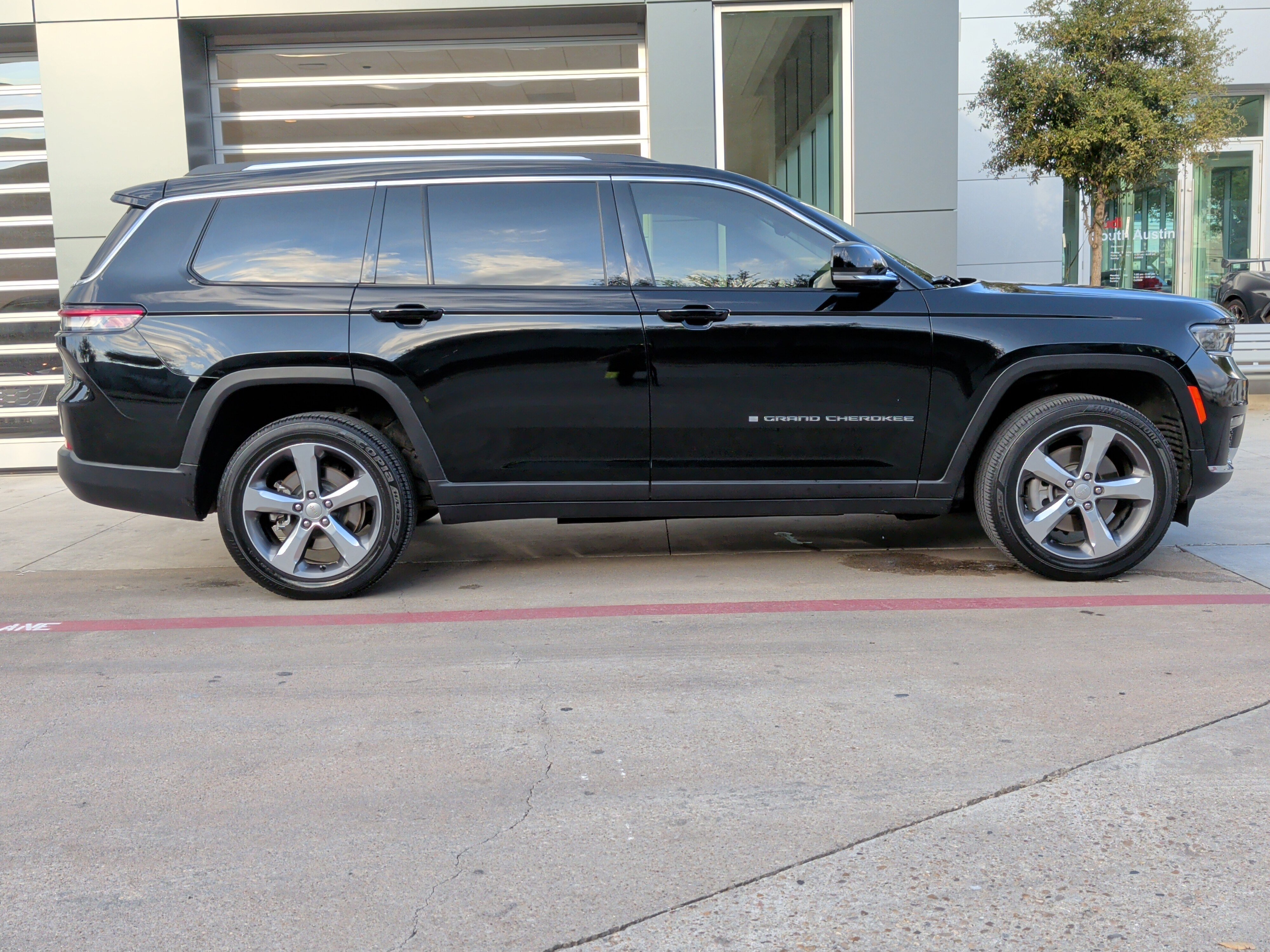 Used 2022 Jeep Grand Cherokee L Limited image 11