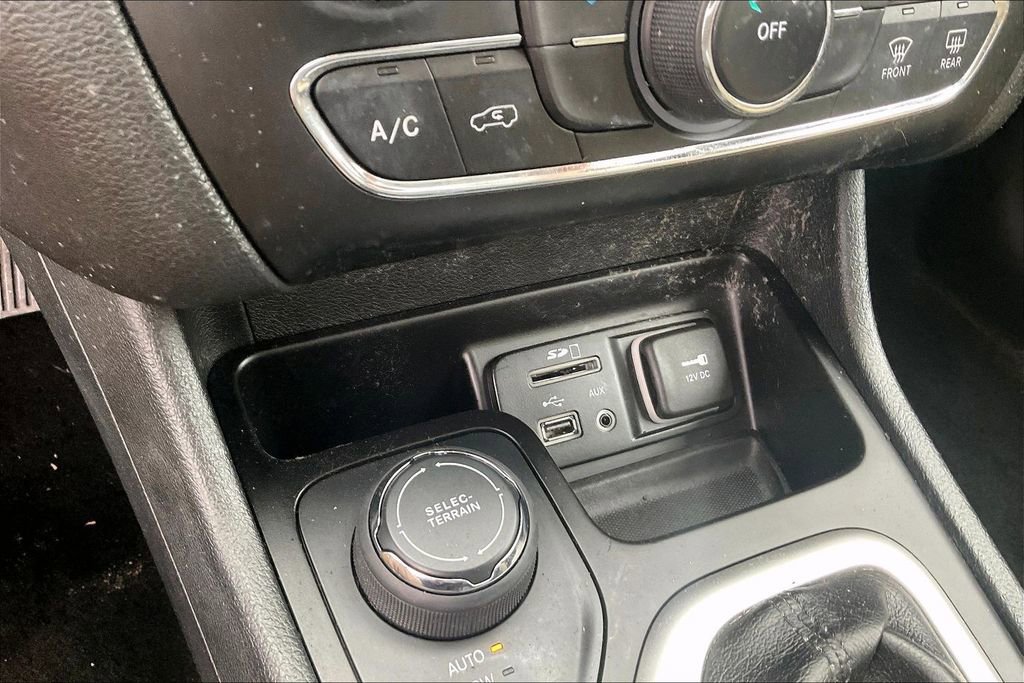 Used 2016 Jeep Cherokee Latitude w/ Safety/Convenience Group AWD/4WD image 19